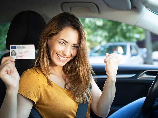 Frau mit Führerschein